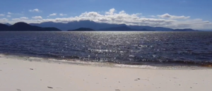 A Praia do Cutuca, localizada na Ilha de Marambaia, é um verdadeiro paraíso escondido no litoral do Rio de Janeiro. Com uma história rica e uma natureza exuberante, essa região encanta os visitantes com suas praias de águas cristalinas, a floresta atlântica preservada e uma biodiversidade única.