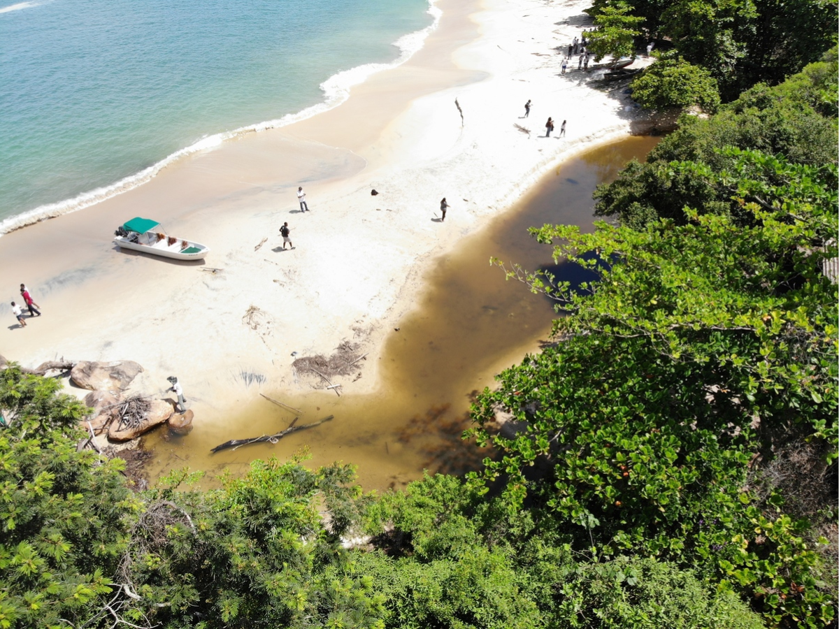 Vamos fazer uma trilha aqui para outra praia. Cuidado, quase caiu. Já trabalhando, aqui. Ah, aqui na Praia do Sino. É isso aí, galera, chegou a hora da gente fazer uma pequena trilha para conhecer um paraíso chamado Praia do Sino. Estão fazendo a trilha aqui, ó. Que casa interessante, né?