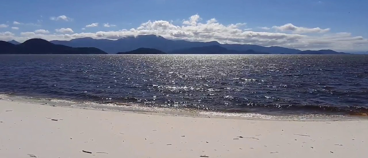 A Praia do Cutuca, localizada na Ilha de Marambaia, é um verdadeiro paraíso escondido no litoral do Rio de Janeiro. Com uma história rica e uma natureza exuberante, essa região encanta os visitantes com suas praias de águas cristalinas, a floresta atlântica preservada e uma biodiversidade única.