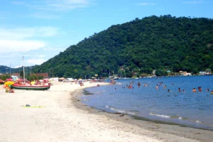 Mangaratiba é um verdadeiro tesouro escondido no litoral do Rio de Janeiro. Localizado na região da Costa Verde, esse destino encantador oferece uma combinação perfeita de praias paradisíacas, natureza exuberante e uma rica história. Se você está em busca de um lugar para relaxar, se aventurar e desfrutar da natureza, Mangaratiba é o lugar ideal.