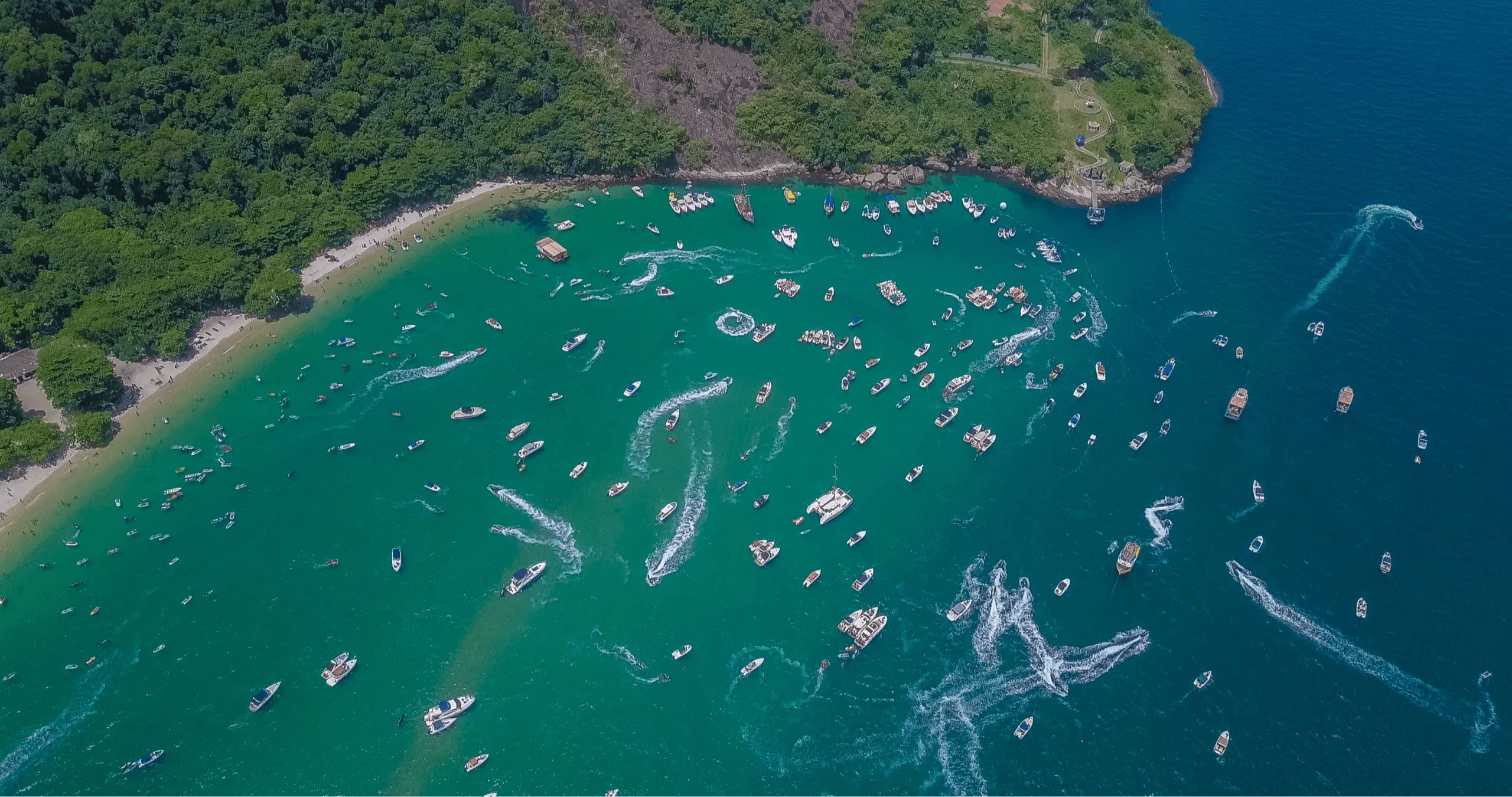 Explorando as Praias Comece o dia conhecendo a Praia de Muriqui, onde você pode relaxar na areia, dar um mergulho refrescante e apreciar a vista deslumbrante. Em seguida, siga para a Praia do Saco, onde você pode fazer uma caminhada pela orla e desfrutar de um delicioso almoço em um dos restaurantes locais.