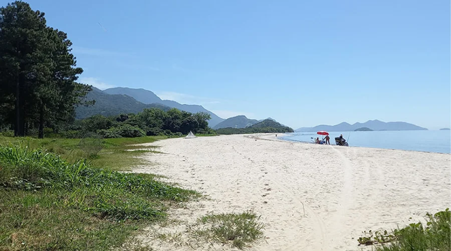 Praia do Sahy é uma das joias da Costa Verde do Rio de Janeiro. Localizada em Mangaratiba, essa praia encanta pela sua beleza natural, faixa de areia larga e água transparente. É um lugar perfeito para curtir com a família, especialmente para aqueles que têm crianças, já que não há ondas fortes e a água é calma e cristalina.